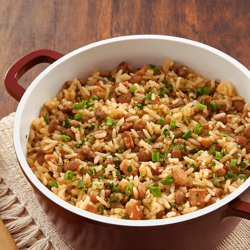 Falou tradição, falou da dupla: arroz e feijão.